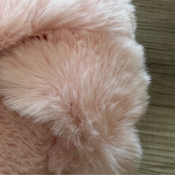 Amazon Light Pink Fuzzy Slippers - Size 8.5 - Picture 5 of 5